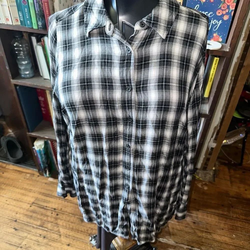Lane Bryant 14/16 black & white plaid button down top